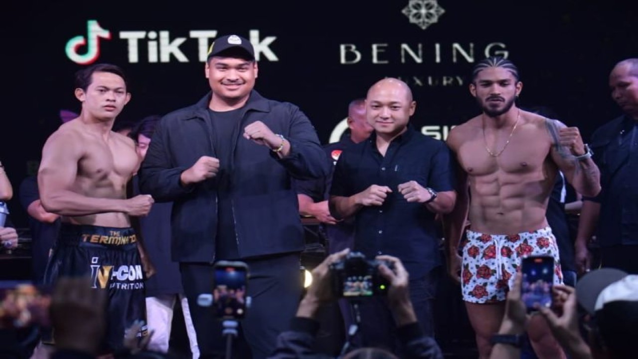 Menteri Pemuda dan Olahraga Republik Indonesia (Menpora RI) Dito Ariotedjo berfoto bersama para petarung dalam Weigh In and Fight Day Holywings Sports Show (HSS) Series 4 di W Super Club Paskal, Bandung, Sabtu (16/12/2023). (ANTARA/HO-Kemenpora RI)
