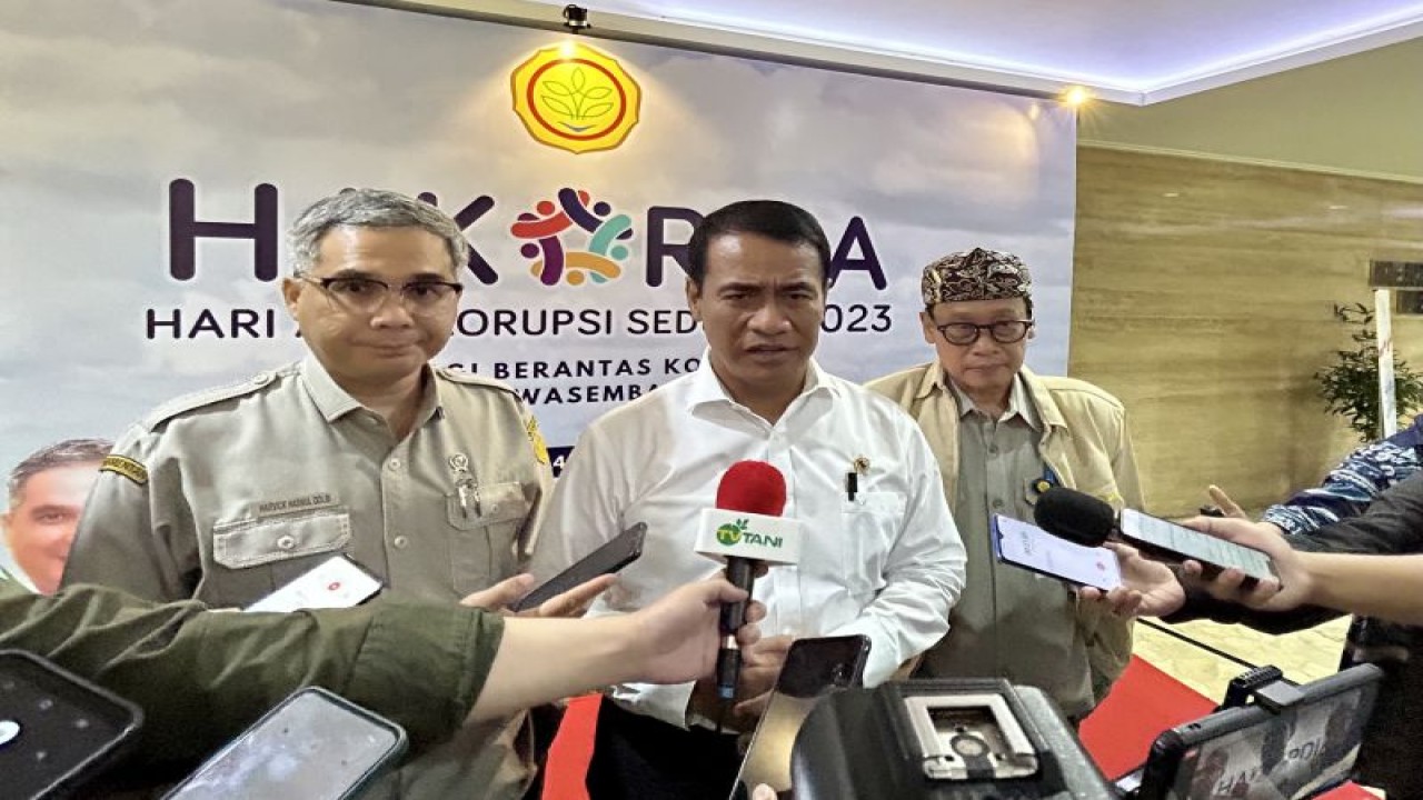 Menteri Pertanian Andi Amran Sulaiman (tengah) saat menjawab pertanyaan media pada acara Hari Anti Korupsi Sedunia 2023 Sinergitas Berantas Korupsi Wujudkan Swasembda Pangan di Auditorium Kementan, Jakarta, Kamis (14/12/2023). ANTARA/Kuntum Riswan