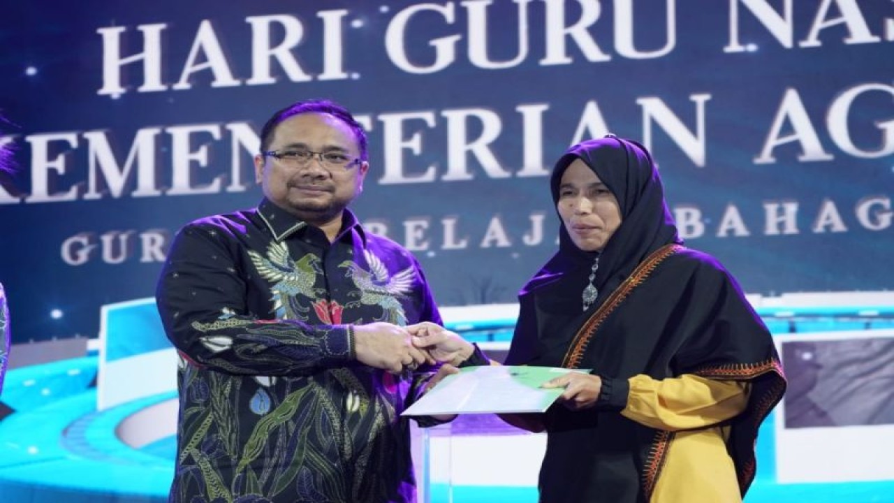 Menteri Agama Yaqut Cholil Qoumas saat menyerahkan SK inpassing bagi guru madrasah non-ASN. (ANTARA/HO-Kemenag)