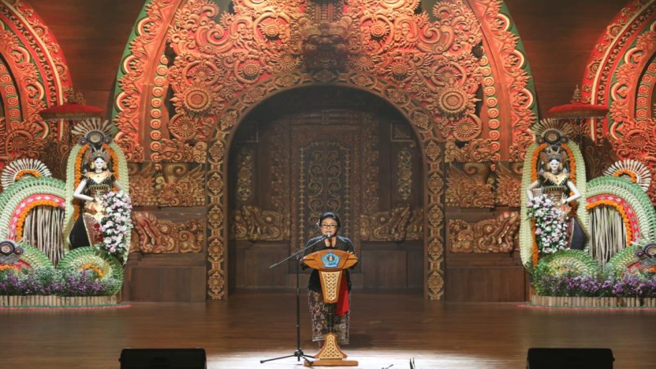 Menteri Pemberdayaan Perempuan dan Perlindungan Anak Bintang Puspayoga saat menghadiri roadshow peringatan Hari Ibu ke-95 di Denpasar, Bali. (ANTARA/ HO-Kemen PPPA)