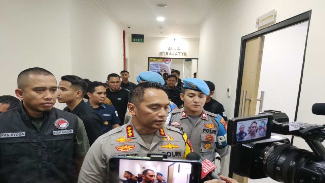 Kapolres Metro Jakarta Barat Kombes Pol M Syahduddi dalam jumpa pers pengungkapan kasus penyalahgunaan narkoba yang melibatkan artis Ammar Zoni, Jumat (15/12/2023). ANTARA/Risky Syukur)