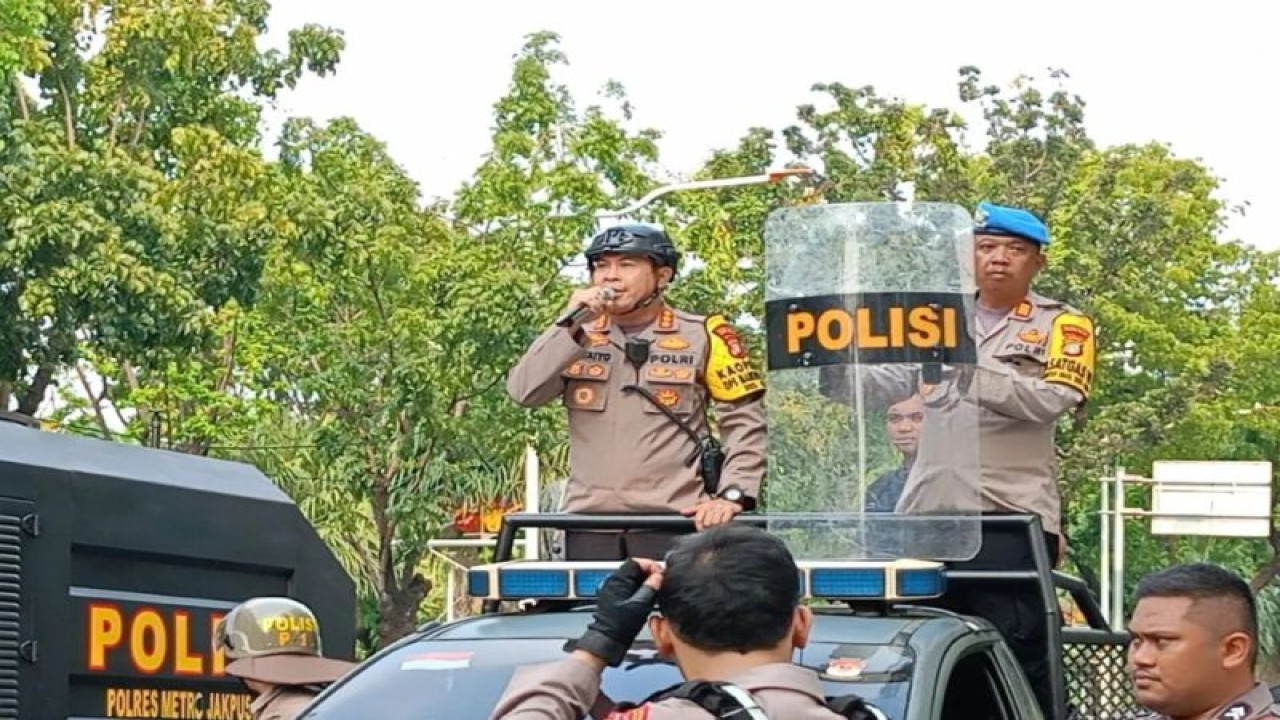 Kapolres Metro Jakarta Pusat Kombes Polisi Susatyo Purnomo Condro sambil berhadapan dengan massa di Jalan Medan Merdeka Selatan, Jakarta Pusat, Selasa (21/11/2023). ANTARA/Siti Nurhaliza