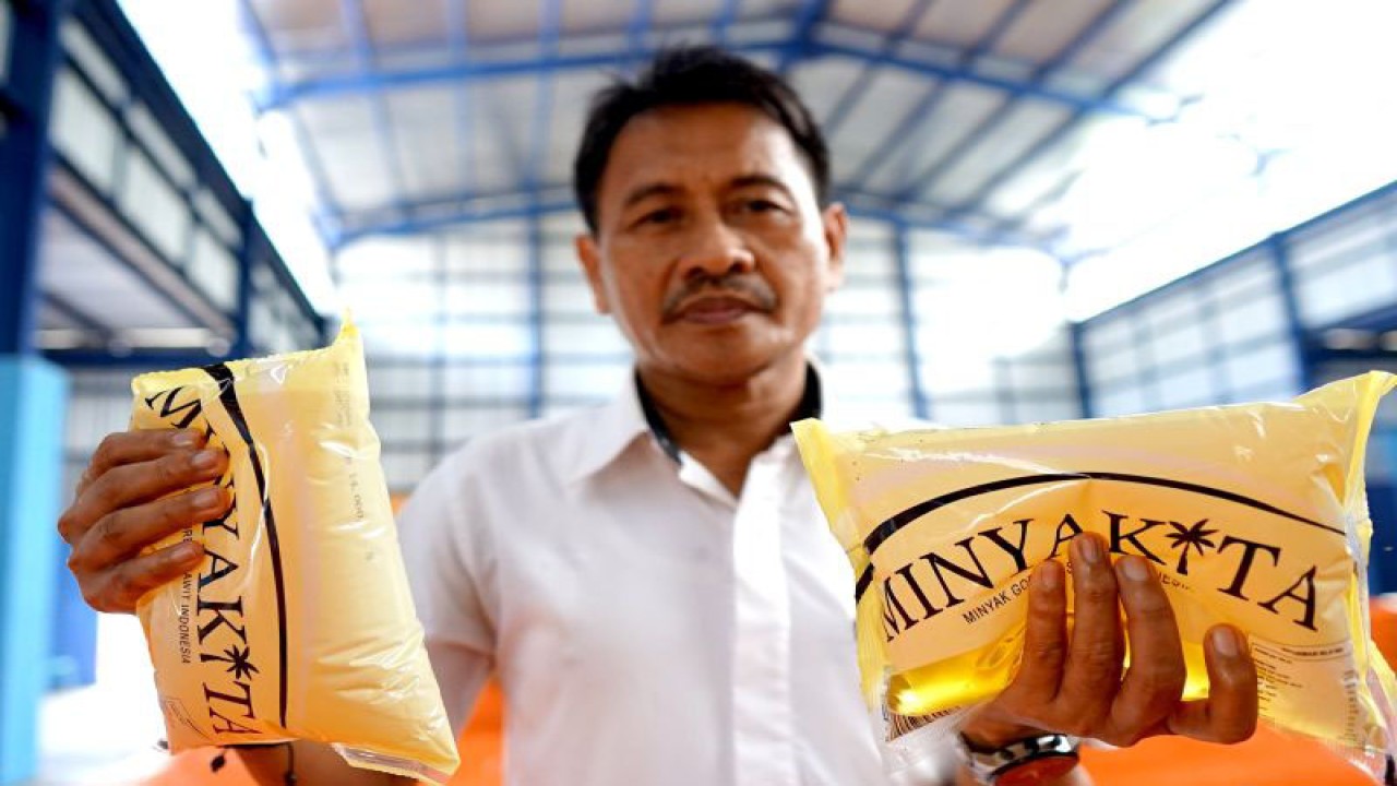 Kepala Bulog Cabang Gorontalo Munafri Syamsudin menunjukkan Minyakita di gudang Bulog Cabang Gorontalo di Talumolo, Kota Gorontalo, Gorontalo, Selasa (19/12/23). ANTARA/Adiwinata Solihin