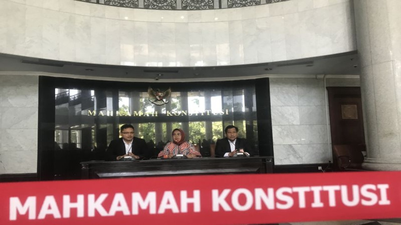Juru Bicara MK Enny Nurbaningsih saat memberikan keterangan pers terkait pembentukan MKMK di depan ruang pleno Gedung I MK, Jakarta, Rabu (20/12/2023). (ANTARA/M Mardiansyah Al Afghani)