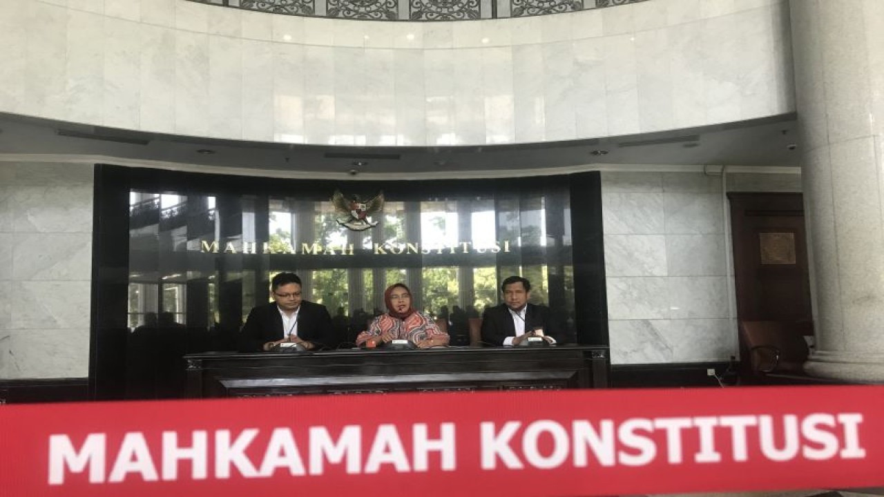 Hakim Konstitusi Enny Nurbaningsih (tengah) saat konferensi pers terkait pembentukan MKMK permanen di Gedung I MK, Jakarta, Rabu (20/12/2023). (ANTARA/M Mardiansyah Al Afghani)