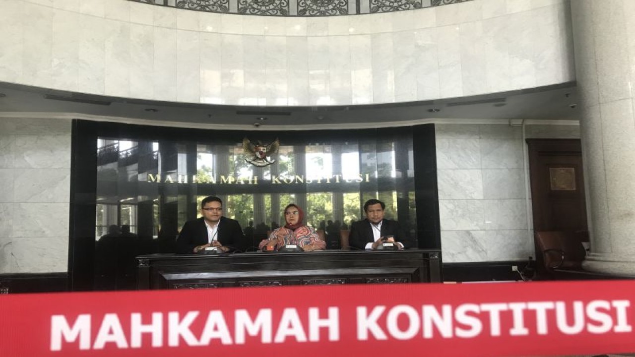 Hakim Konstitusi, Enny Nurbaningsih, saat konferensi pers terkait pembentukan MKMK permanen di depan ruang pleno, Gedung I MK, Jakarta, Rabu (20/12/2023). ANTARA/M Mardiansyah Al Afghani