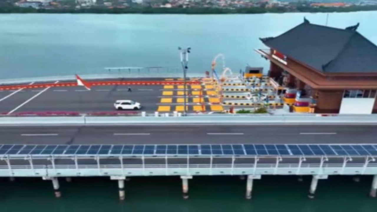 Transaksi Tol Nir Sentuh atau Multi Lane Free Flow (MLFF) diujicobakan di Tol Bali - Mandara. ANTARA/HO-Kementerian PUPR