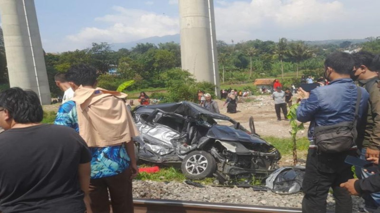 Kondisi mobil yang tertabrak kereta di pelintasan kereta sebidang di Desa Cilame, Kabupaten Bandung Barat, Provinsi Jawa Barat, Kamis (14/12/2023). (ANTARA/HO Daop 2 Bandung)