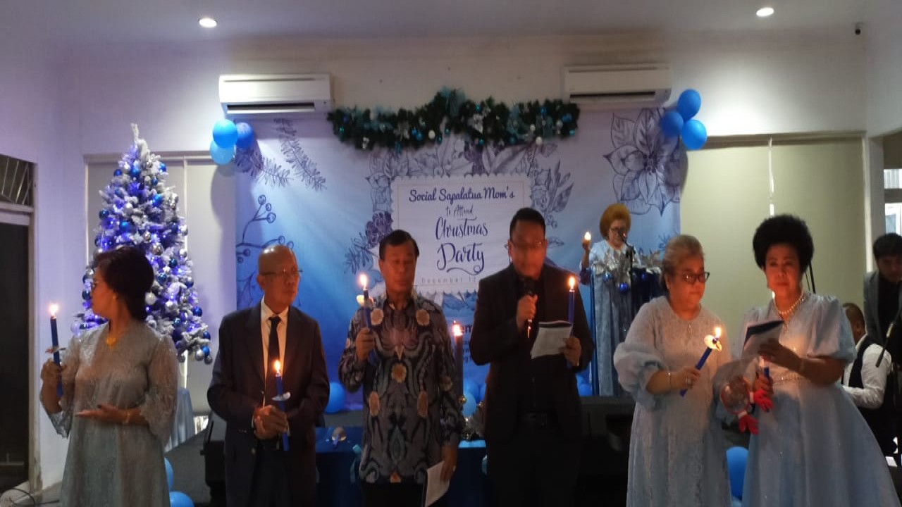 Ketua Presidium Arisan Social Sapalatua Mom's Dr Ir Nurdin Tampubolon M.M (ketiga kiri) bersama Ketua Arisan Social Sapalatua Lina Tampubolon br Tobing (kanan), Ketua HTB Thomas Tampubolon (kiri) menerima terang lilin dari Pendeta Robson Samosir (tengah) pada perayaan Natal Arisan Social Sapalatua Mom's di Wisma Shiva Rawasari Jakarta, Selasa (12/12/2023)