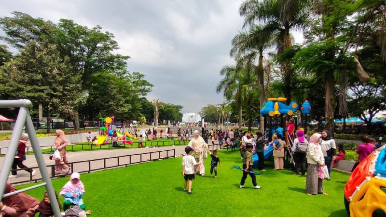 Situasi taman di Kawasan Monumen Perjuangan Rakyat Jawa Barat, Bandung, yang baru diresmikan Kamis (28/12/2023) ini. (ANTARA/Ricky Prayoga)
