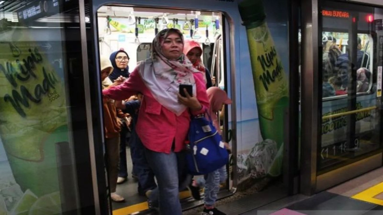 Sejumlah penumpang keluar dari kereta MRT Jakarta, Kamis (28/12/2023). MRT Jakarta pada malam Tahun Baru 2024 menyesuaikan jam operasional yaitu pada 31 Desember 2023 pukul 05.00 WIB sampai 1 Januari 2024 pukul 02.00 WIB. ANTARA FOTO/Rina Nur Anggraini/wpa/rwa/am