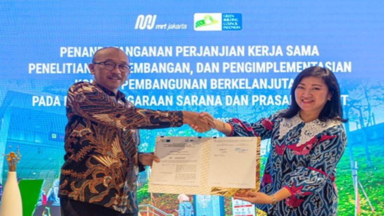 Direktur Operasi dan Pemeliharaan PT MRT Jakarta (Perseroda) Mega Tarigan (kanan) dan Ketua Umum Green Building Council Indonesia Iwan Prijanto (kiri) dalam kerja sama konsep bangunan hijau, Jakarta, Selasa (19/12/2023). ANTARA/HO-MRT Jakarta