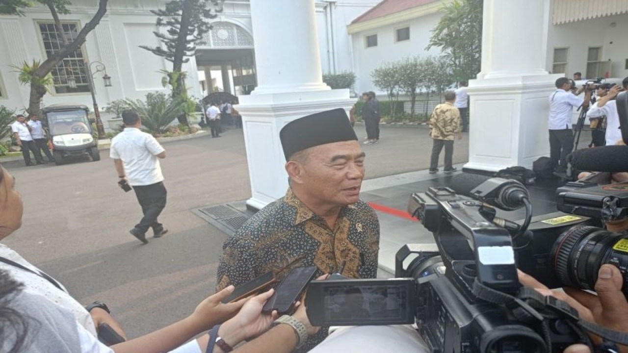 Menteri Koordinator Bidang Pembangunan Manusia dan Kebudayaan (Menko PMK) Muhadjir Effendy saat menyampaikan keterangan kepada wartawan usai menghadiri Sidang Kabinet Paripurna di Istana Negara Jakarta, Senin (11/12/2023). ANTARA/Rangga Pandu Asmara Jingga