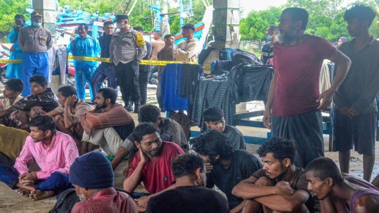 Sejumlah pengungsi etnis Rohingya beristirahat di Gedung Tempat Pendaratan Ikan (TPI) Kuala Idi Cut, Kecamatan Darul Aman, Kabupaten Aceh Timur, Provinsi Aceh, Kamis (14/12/2023). Sebanyak 45 pengungsi etnis Rohinya ditemukan terdampar di Pantai Kuala Idi Cut, Aceh Timur. ANTARA FOTO/Hafidiah/Lmo/Spt.