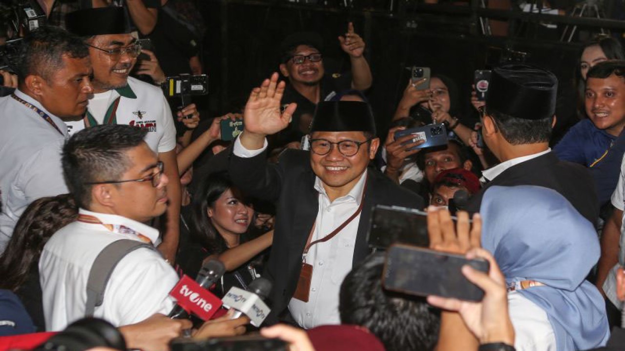 Cawapres nomor urut 1 Muhaimin Iskandar tiba di Gedung KPU untuk mengikuti debat pertama capres Pemilu 2024 di Jakarta, Selasa (12/12/2023). (ANTARA FOTO/Asprilla Dwi Adha/nz)