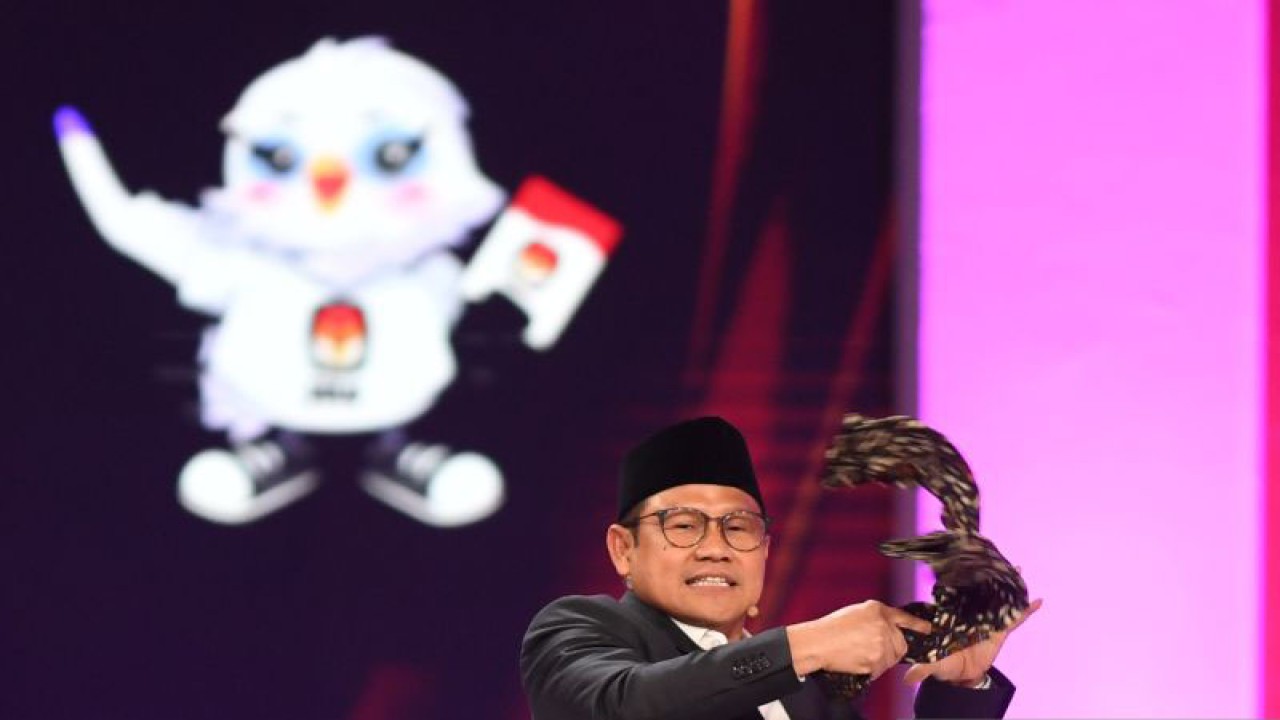 Calon wakil presiden nomor urut 1 Muhaimin Iskandar menyampaikan gagasannya saat debat calon wakil presiden Pemilu 2024 di JCC, Jakarta, Jumat (22/12/2023). Debat kedua Pemilu 2024 diikuti tiga cawapres yang mengangkat tema ekonomi kerakyatan, ekonomi digital, keuangan, investasi pajak, perdagangan, pengelolaan APBN/APBD, infrastruktur, dan perkotaan. ANTARA FOTO/Akbar Nugroho Gumay/rwa/pri. (ANTARA FOTO/AKBAR NUGROHO GUMAY)