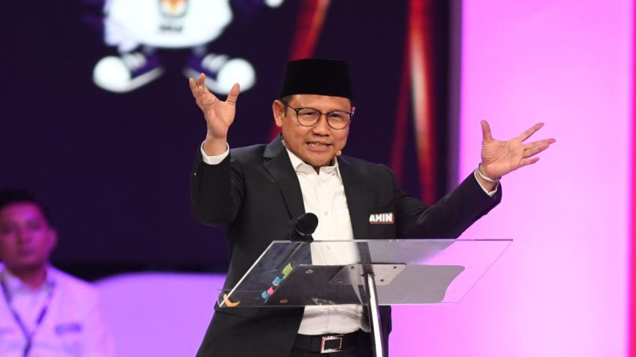 Calon wakil presiden nomor urut 1 Muhaimin Iskandar menyampaikan gagasannya saat debat calon wakil presiden Pemilu 2024 di JCC, Jakarta, Jumat (22/12/2023). Debat kedua Pemilu 2024 diikuti tiga cawapres yang mengangkat tema ekonomi kerakyatan, ekonomi digital, keuangan, investasi pajak, perdagangan, pengelolaan APBN/APBD, infrastruktur, dan perkotaan. ANTARA FOTO/Akbar Nugroho Gumay/tom. (ANTARA FOTO/AKBAR NUGROHO GUMAY)