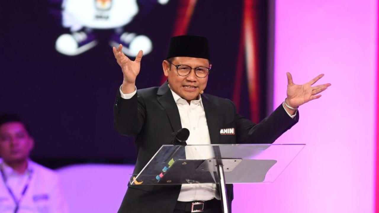 Calon wakil presiden nomor urut 1 Muhaimin Iskandar menyampaikan gagasannya saat debat calon wakil presiden Pemilu 2024 di JCC, Jakarta, Jumat (22/12/2023). Debat kedua Pemilu 2024 diikuti tiga cawapres yang mengangkat tema ekonomi kerakyatan, ekonomi digital, keuangan, investasi pajak, perdagangan, pengelolaan APBN/APBD, infrastruktur, dan perkotaan. ANTARA FOTO/Akbar Nugroho Gumay/tom.