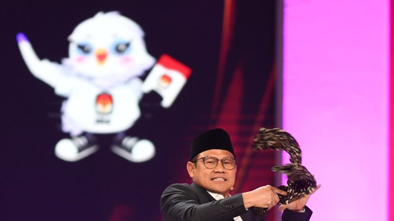 Calon wakil presiden nomor urut 1 Muhaimin Iskandar menyampaikan gagasannya saat debat calon wakil presiden Pemilu 2024 di JCC, Jakarta, Jumat (22/12/2023). Debat kedua Pemilu 2024 diikuti tiga cawapres yang mengangkat tema ekonomi kerakyatan, ekonomi digital, keuangan, investasi pajak, perdagangan, pengelolaan APBN/APBD, infrastruktur, dan perkotaan. ANTARA FOTO/Akbar Nugroho Gumay/rwa. (ANTARA FOTO/AKBAR NUGROHO GUMAY)