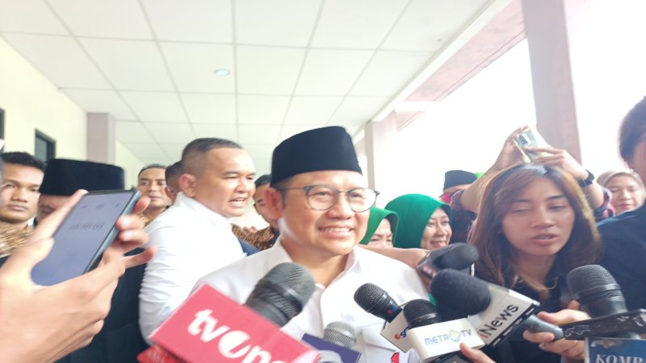 Cawapres nomor urut 1 Muhaimin Iskandar saat memberikan keterangan di Kabupaten Bekasi, Jawa Barat, Senin (18/12/2023). (ANTARA/Donny Aditra)