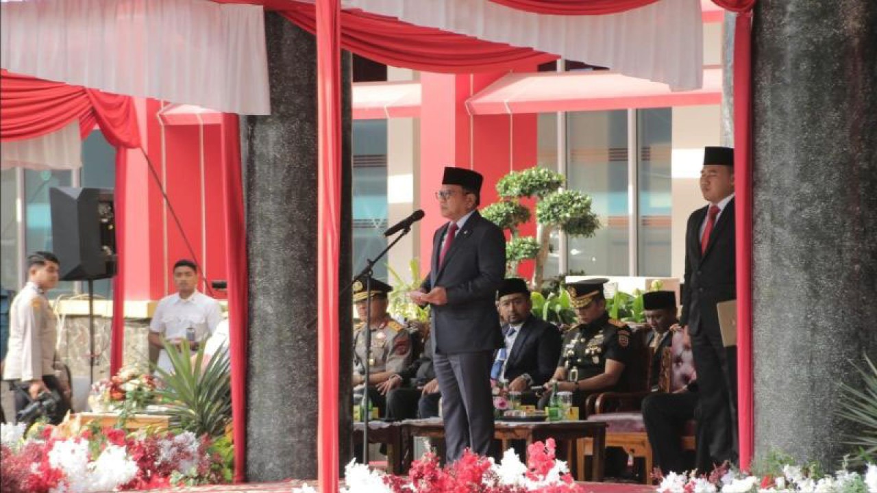 Wamenhan Letjen TNI Muhammad Herindra pada Upacara Hari Bela Negara ke-75 di Kota Padang, Sumatera Barat, Selasa, (19/12/2023). (ANTARA/Fandi Yogari)