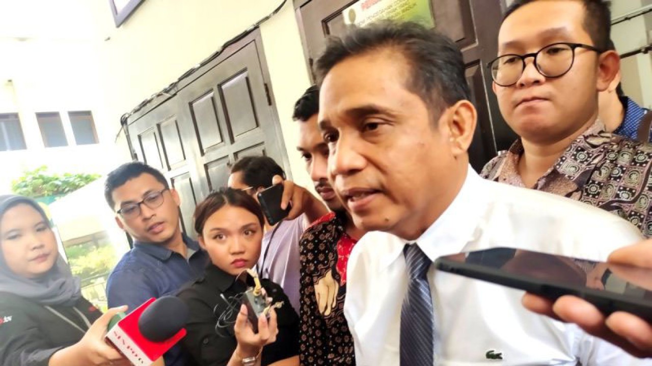 Kuasa Hukum Muhammad Luthfie memberikan keterangan pers usai sidang lanjutan praperadilan mantan Wamenkumham di Pengadilan Negeri Jakarta Selatan, Jakarta, Selasa (19/12/2023). ANTARA/Bayu Pratama Syahputra.