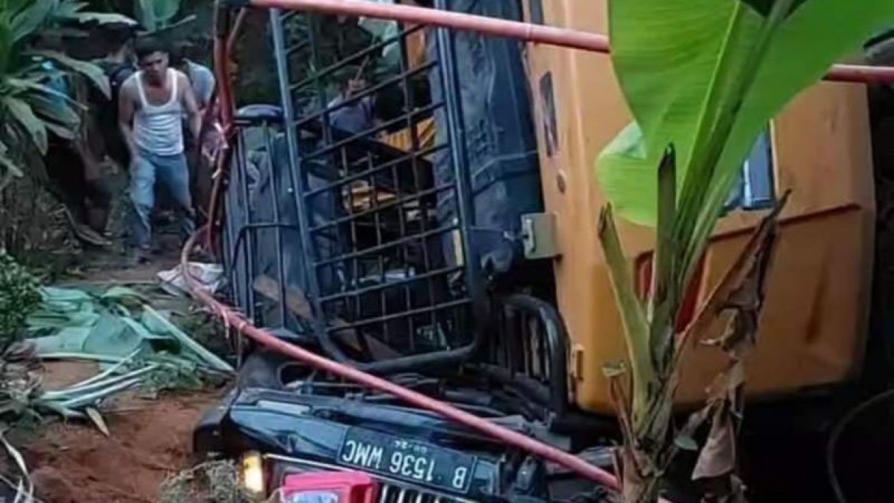 Kondisi Alat berat mengimpit mobil kijang yang bermuatan satu keluarga di Kabupaten Mukomuko, Jumat (8/12/2023) ANTARA/Ferri.