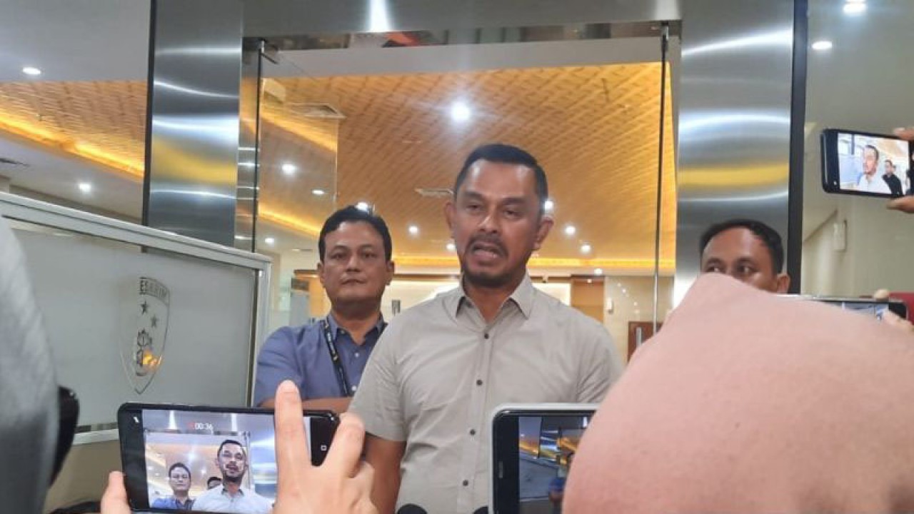Direktur Tindak Pidana Narkoba Bareskrim Polri Brigjen Pol. Mukti Juharsa saat memberikan keterangan kepada wartawan usai pemeriksaan Zul Zivilia terkait jaringan narkoba Fredy Pratama di Bareskrim Polri, Jakarta, Kamis (5/10/2023). (ANTARA/Laily Rahmawaty)