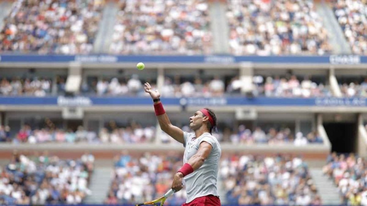 Petenis Spanyol Rafael Nadal melakukan servis saat bertanding melawan petenis Amerika Serikat Frances Tiafoe pada babak 16 besar US Open 2022 di Arthur Ashe Stadium, New York, Amerika Serikat, Senin (5/9/2022). Nadal dipaksa mengakui keunggulan petenis tuan rumah Tiafoe 4-6, 6-4, 4-6, 3-6. ANTARA FOTO/USA TODAY Sports/Geoff Burke/rwa.