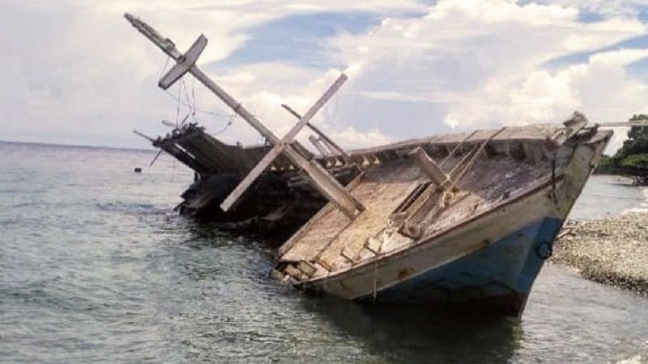 Kapal Layar Motor (KLM) Irsal asal Sulawesi Selatan yang dinahkodai Musliadi karam di Perairan Pulau Wetar, Kabupaten Maluku Barat Daya (Maluku) akibat badai. (18/12/2023).(ANTARA/HO/warga MBD)
