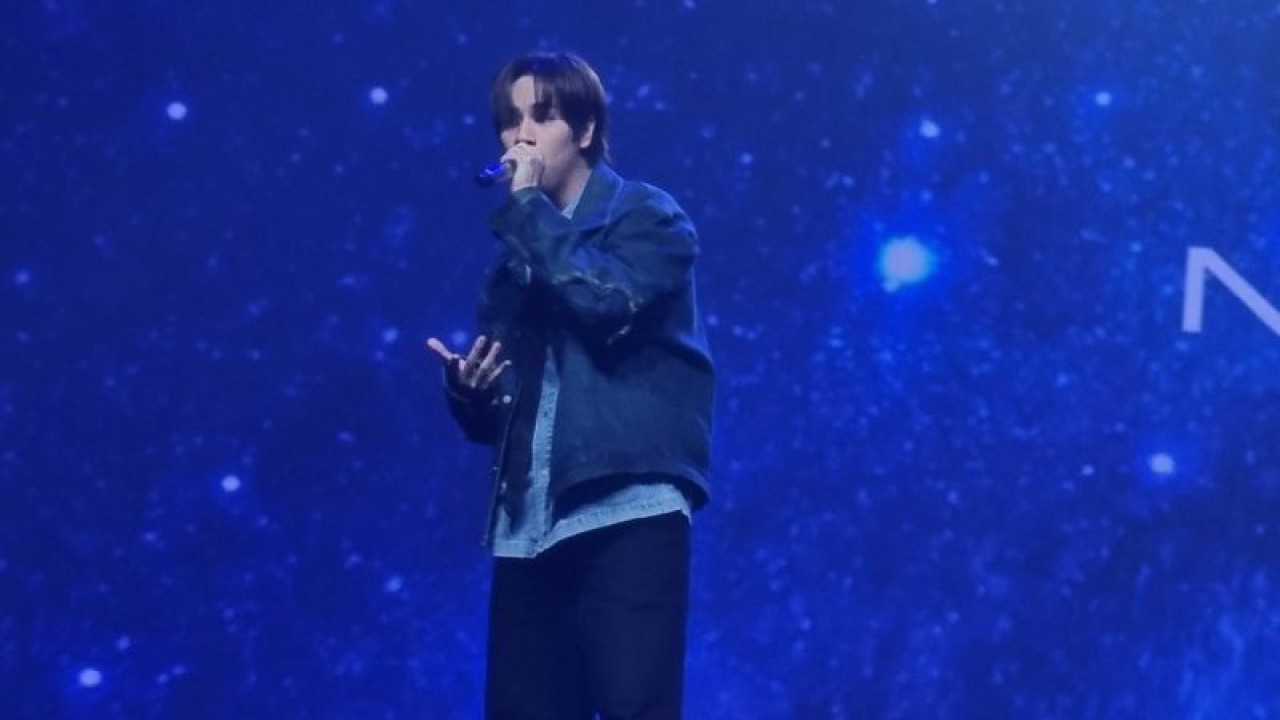 Aktor sekaligus musisi asal Thailand Nanon saat tampil dalam konser "GMMTV MUSICON IN JAKARTA" di Jakarta, Sabtu (16/12/2023). (ANTARA/Lia Wanadriani Santosa)