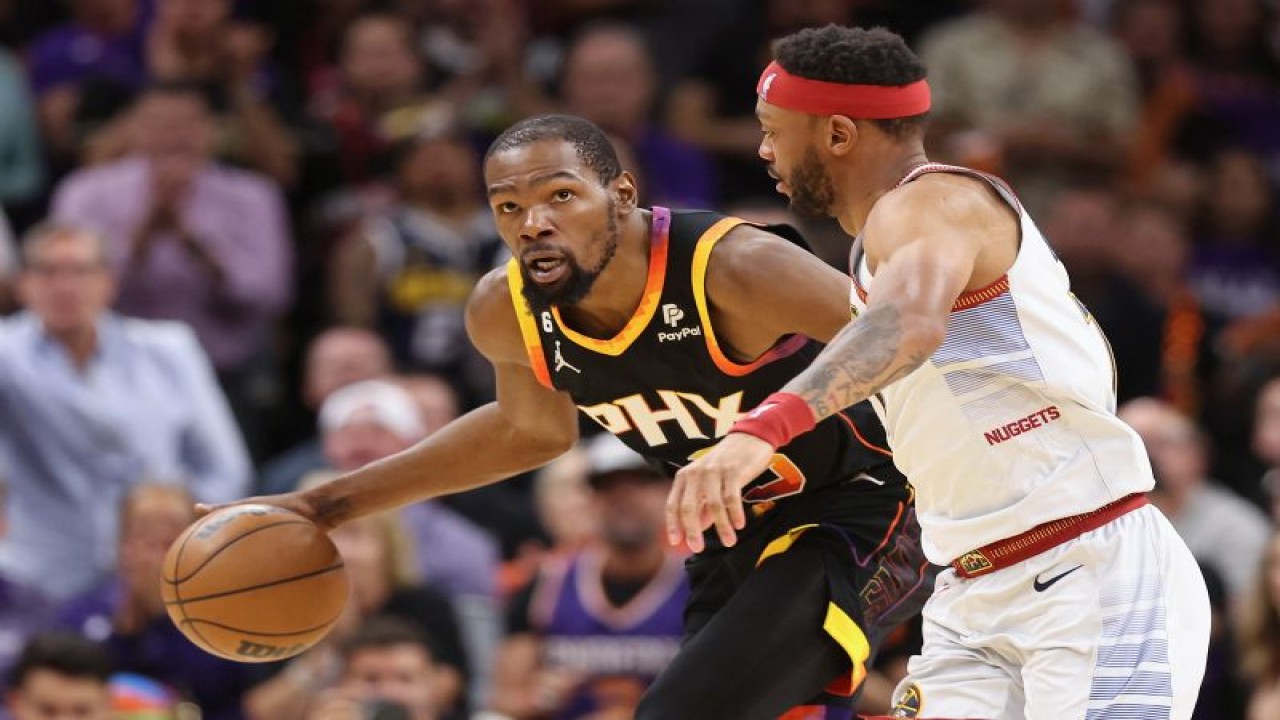 Pebasket Kevin Durant dari tim Phoenix Suns menghalau Bruce Brown dari tim Denver Nuggets pada paruh kedua Game Three semifinal Game Three NBA Western Conference di Footprint Center, Phoenix, Arizona. (5/5/2023) Christian Petersen/Getty Images/AFP