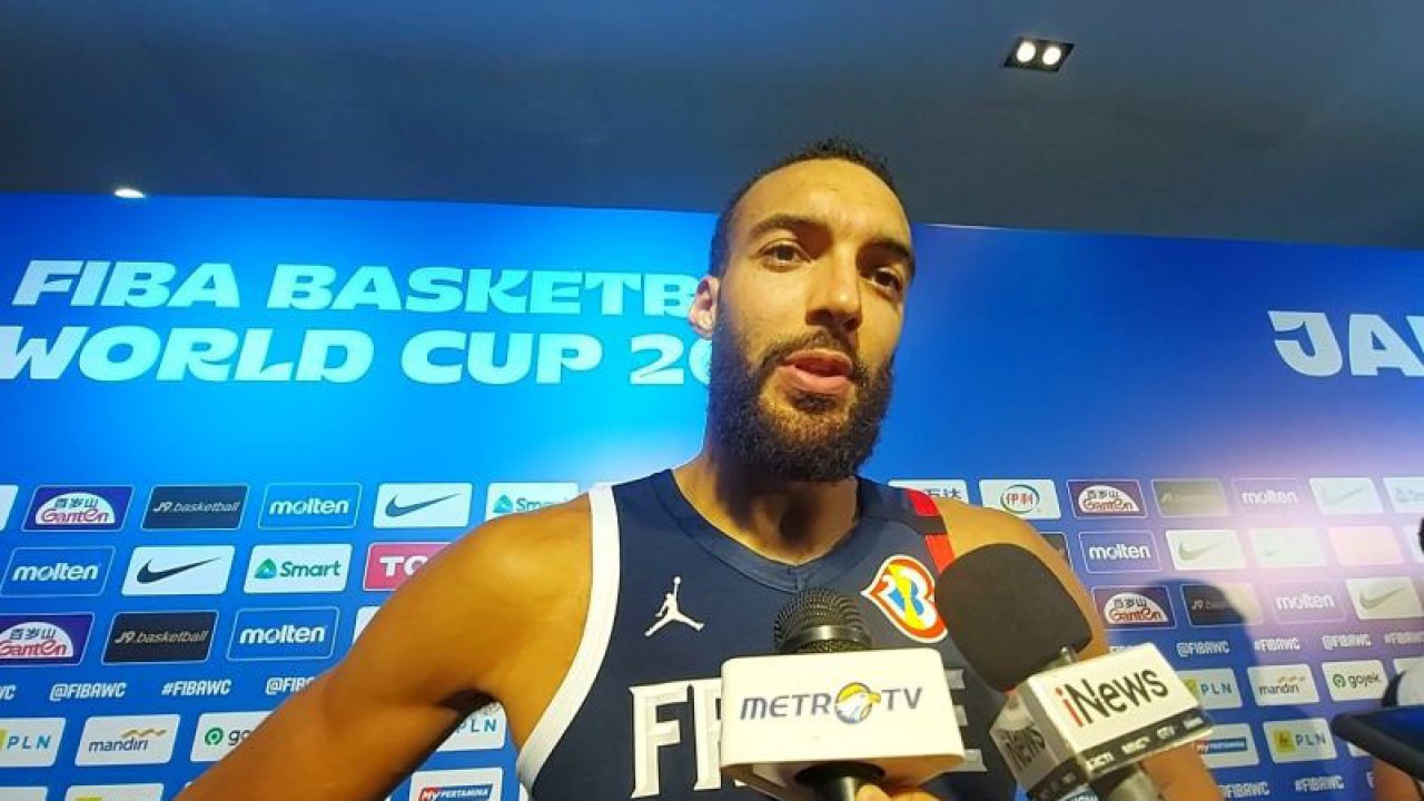 Arsip - Pemain Prancis Rudy Gobert memberikan keterangan kepada wartawan usai laga melawan Pantai Gading yang merupakan laga terakhirnya pada perhelatan Piala Dunia FIBA 2023 di Indonesia Arena Gelora Bung Karno Jakarta, Sabtu (2/9/2023). (ANTARA/Aditya Ramadhan)