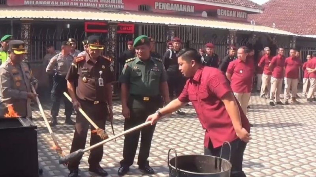 Petugas LApas Kelas IIB ngawi memusnahkan barang bukti hasil razia, Kamis (14/12/2023). ANTARA/Louis Rika