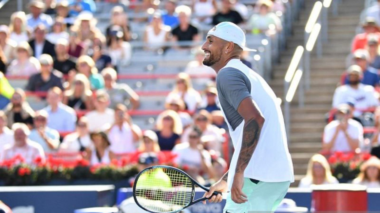 Arsip foto - Petenis Australia Nick Kyrgios merayakan kemenangan atas petenis Rusia Daniil Medveded pada National Bank Open di Stade IGA di Montreal, Kanada (10/8/2022). (ANTARA/AFP/Getty Images/Minas Panagiotakis/aa.)