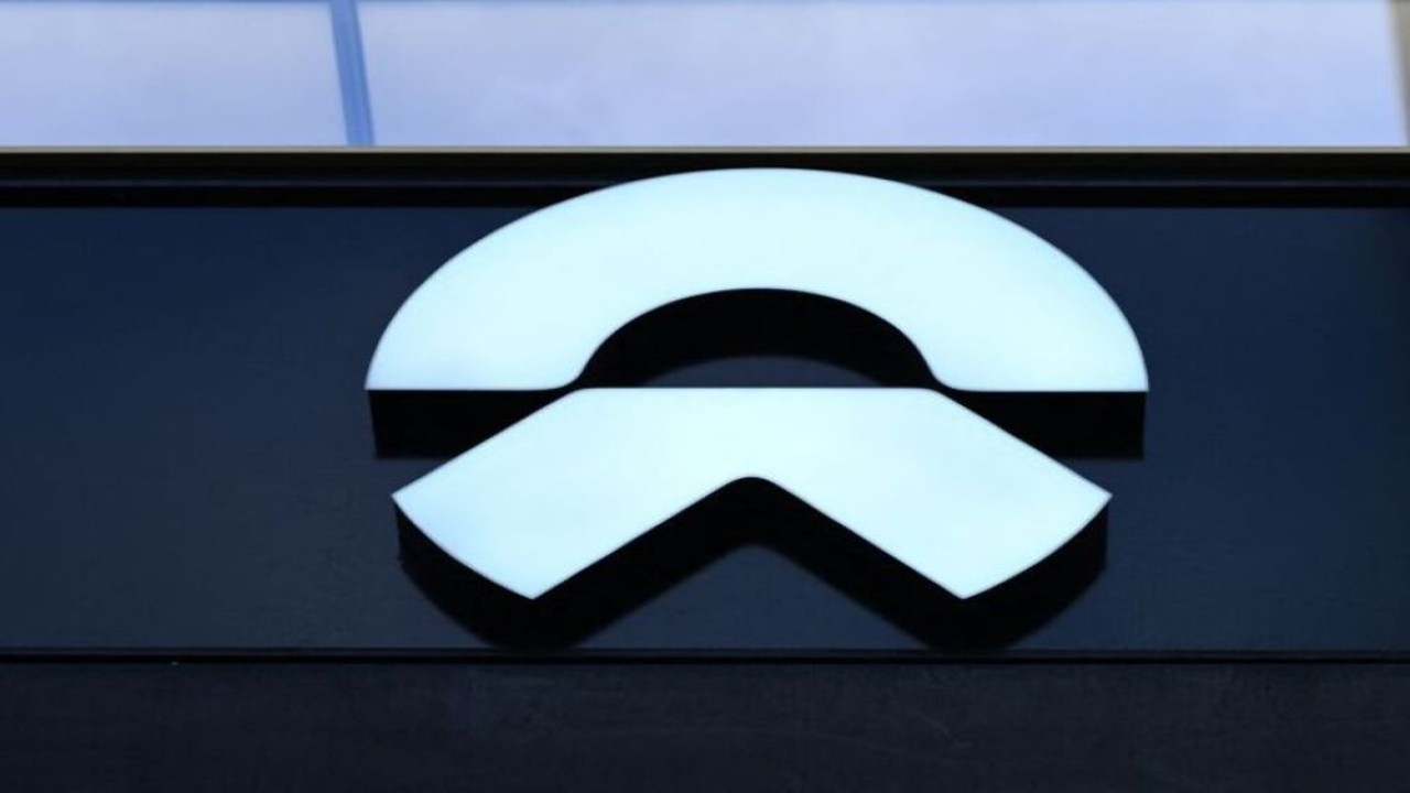 Logo Nio terlihat di NIO House, ruang pamer pabrikan kendaraan listrik pintar premium China Nio Inc., di Berlin, Jerman, pada 17 Agustus 2023. (Dok/Annegret Hilse/Reuters)