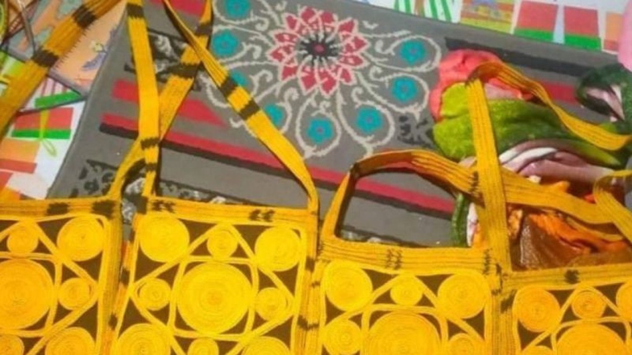 Noken yang berbahan anggrek berasal dari Kabupaten Asmat, Papua Selatan. (ANTARA/Ardiles Leloltery)