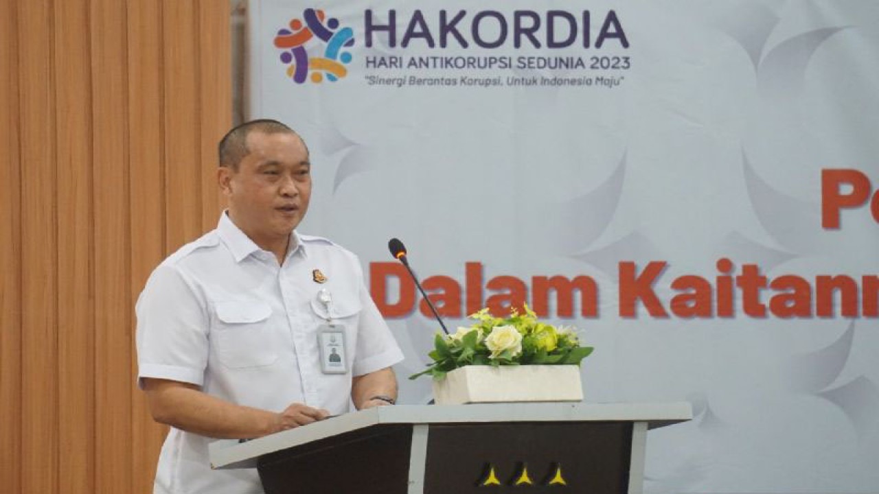 Kepala Kejati NTB Bambang Gunawan memberikan sambutan dalam kegiatan penyuluhan anti korupsi pengadaan barang dan jasa yang menggunakan anggaran pemerintah pada peringatan Hari Antikorupsi Sedunia di Aula Kejati NTB, Mataram, Rabu (6/12/2023). ANTARA/HO-Kejati NTB