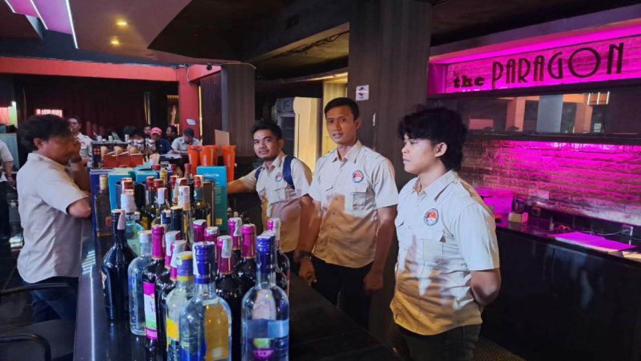 Personel kepolisian melaksanakan razia di salah satu tempat hiburan malam di kawasan Senggigi, Lombok Barat, NTB, Jumat (15/12/2023) malam. ANTARA/HO-Polda NTB.