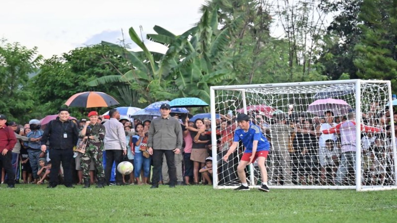Presiden Jokowi menjadi kiper dalam permainan sepakbola bersama warga di Kabupaten Manggarat Barat, Nusa Tenggara Timur (NTT), Senin (4/12/2023). (ANTARA/HO-Sekretariat Presiden)