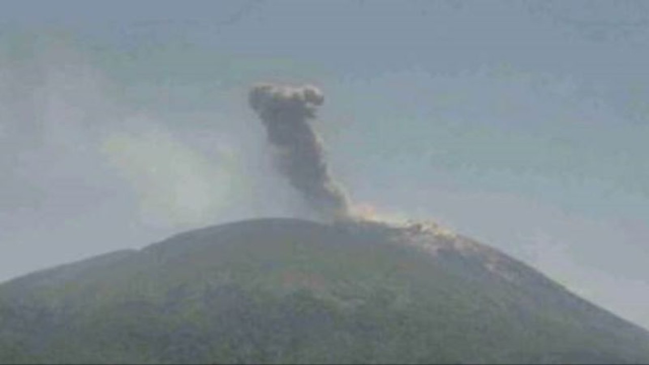 Ilustrasi: Gunung Api Ile Lewotolok di Lembata, NTT kembali erupsi dengan tinggi kolom letusan 700 meter dari atas puncak. (ANTARA/HO-Pos Pengamatan Gunung Api Ile Lewotolok)