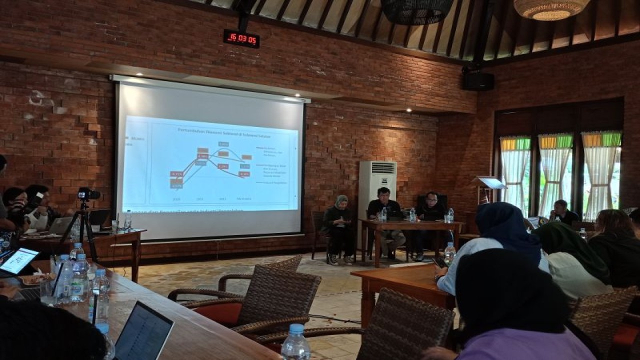Suasana Kepala Perwakilan OJk Sulselbar Darwisman dan Analis OJK Sulselbar pada media up date. Antara/ HO-OJK Sulselbar