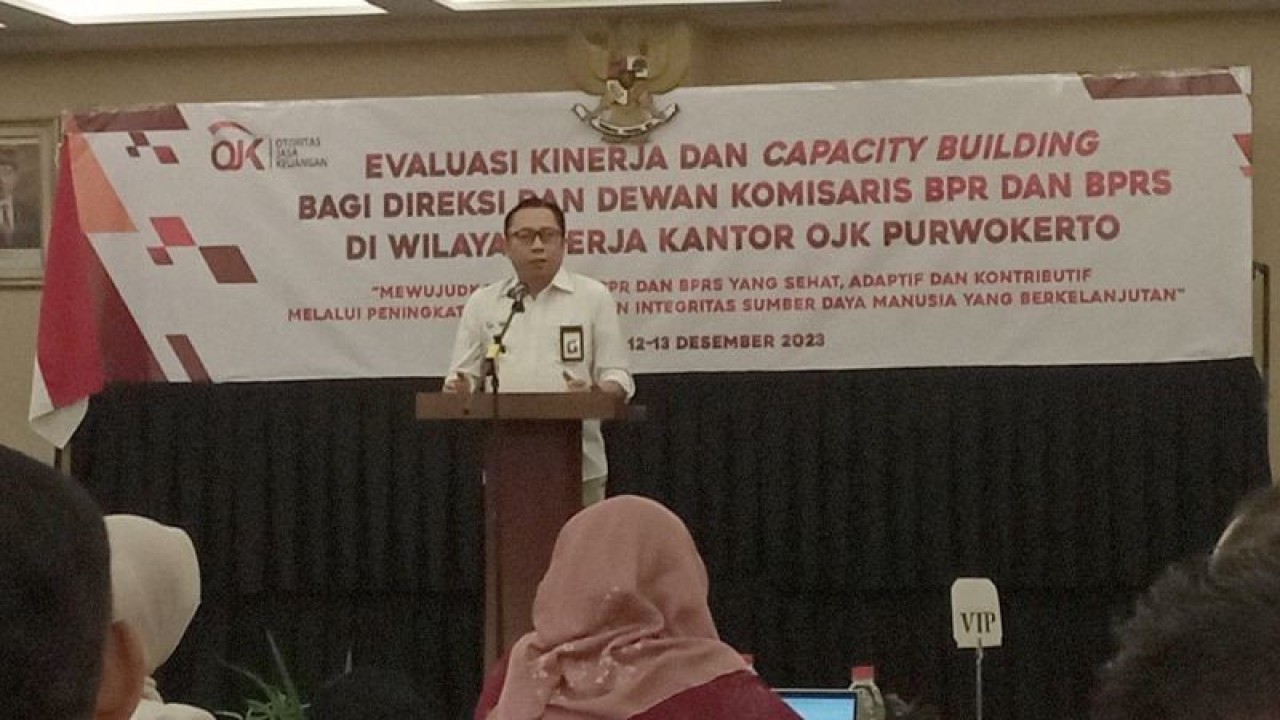 Kepala Kantor Otoritas Jasa Keuangan (OJK) Purwokerto Riwin Mirhadi dalam acara "Evaluasi Kinerja dan Capacity Building Bagi Direksi dan Dewan Komisaris BPR dan BPRS di Wilayah Kerja Kantor OJK Purwokerto" yang digelar di Purwokerto, Kabupaten Banyumas, Selasa (12/12/2023). ANTARA/Sumarwoto