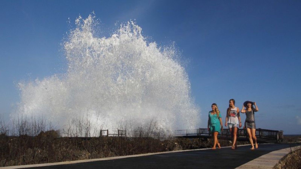 Sejumlah wisatawan mancanegara berjalan dengan latar objek wisata deburan ombak pemecah karang (waterblow) di Nusa Dua, Kabupaten Badung, Bali, Rabu (29/11/2023) (ANTARA/HO-ITDC)