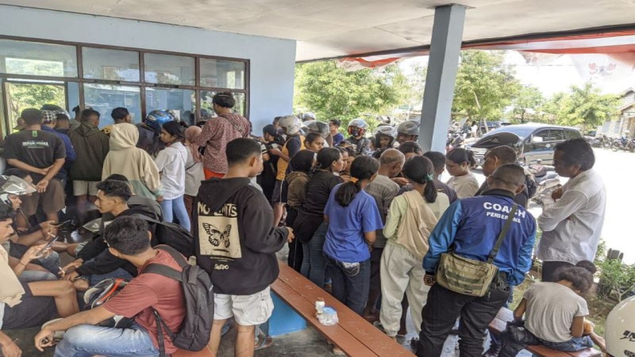 Petugas Ombudsman Provinsi Nusa Tenggara Timur meninjau pelayanan penjualan tiket kapal di Pelabuhan Bolok, Kabupaten Kupang, Provinsi Nusa Tenggara Timur, Rabu (20/12/2023). (ANTARA/HO-Ombudsman NTT)