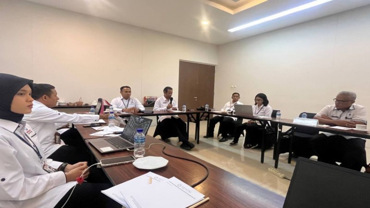 Ombudsman NTT melakukan rapat koordinasi penyelesaian laporan masyarakat bersama Diskopnakertrans NTT di Kupang, Jumat (15/12/2023). (ANTARA/Dokumentasi Pribadi)