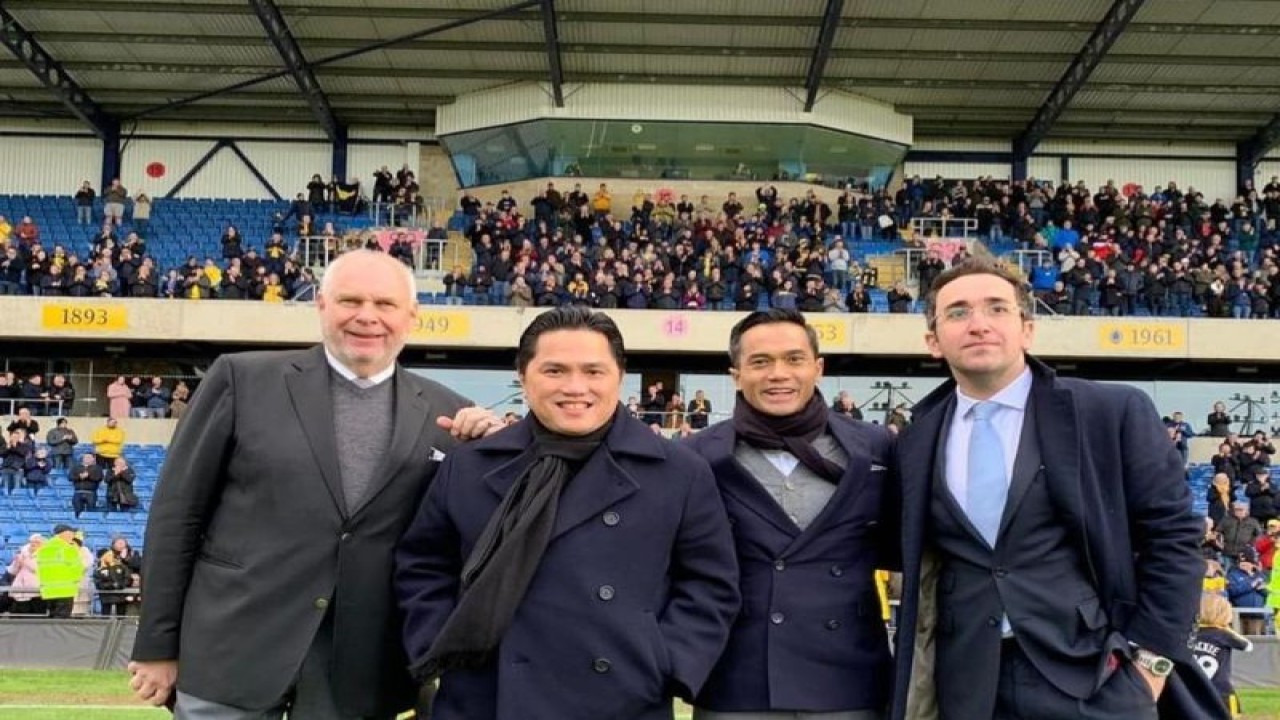 Foto arsip - Erick Thohir dan Anindya Bakrie (tengah) berfoto bersama di Oxford City, Inggris, Selasa (27/9/2022). Dalam RUPS Oxford United, keduanya resmi diumumkan sebagai mayoritas saham klub sepakbola anggota divisi satu Liga Inggris tersebut. (ANTARA/HO)