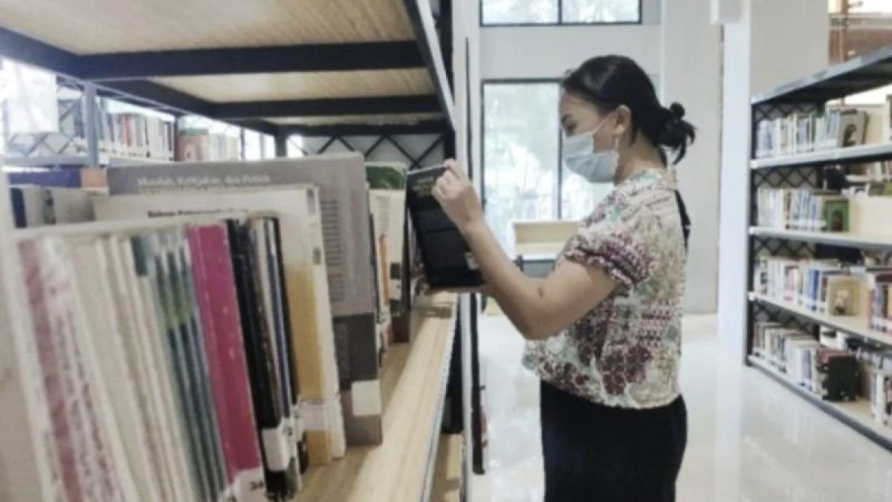 Foto Arsip- Salah seorang pengunjung perpustakaan di Palangka Raya sedang memilih buku, belum lama ini. (ANTARA/Muhammad Arif Hidayat)