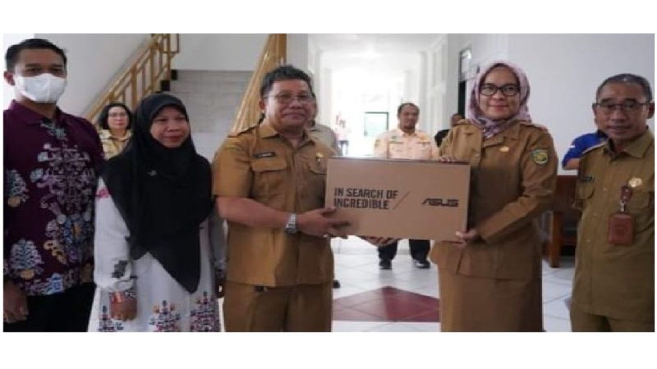 Pj Wali Kota Palangka Raya Hera Nugrahayu (dua dari kanan) menyerahkan kepada Koperasi Bhakti Pengayom sebagai pemenang penilaian koperasi sehat yang dilaksanakan di lingkup pemkot setempat. (ANTARA/HO-Dokumentasi Pribadi)