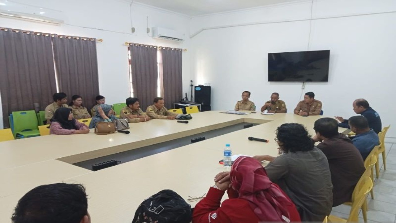 Kepala DPKUKMP Kota Palangka Raya Samsul Rizal berkomunikasi dengan pedagang yang menyewa toko milik pemerintah di Jalan S Parman saat berada di kantor DPKUKMP Kota Palangka Raya, Selasa (5/12/2023). ANTARA/Adi Wibowo